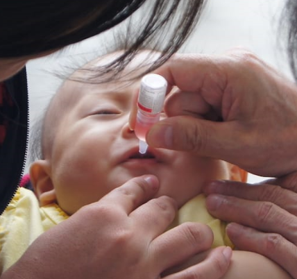 赤ちゃんへのポリオワクチン投与の様子